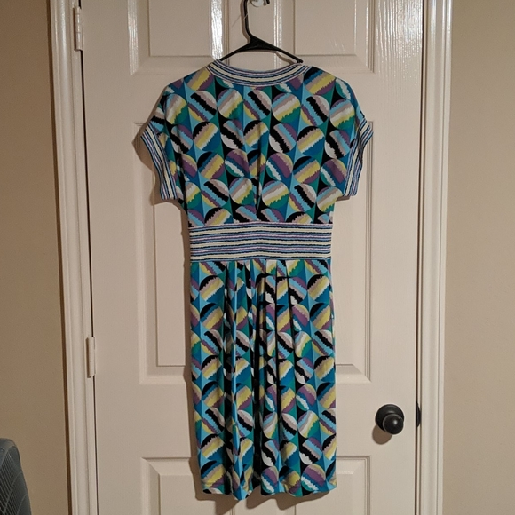 Sold BCBGMaxazria elastic V-neck geometric dress - Picture 3 of 8